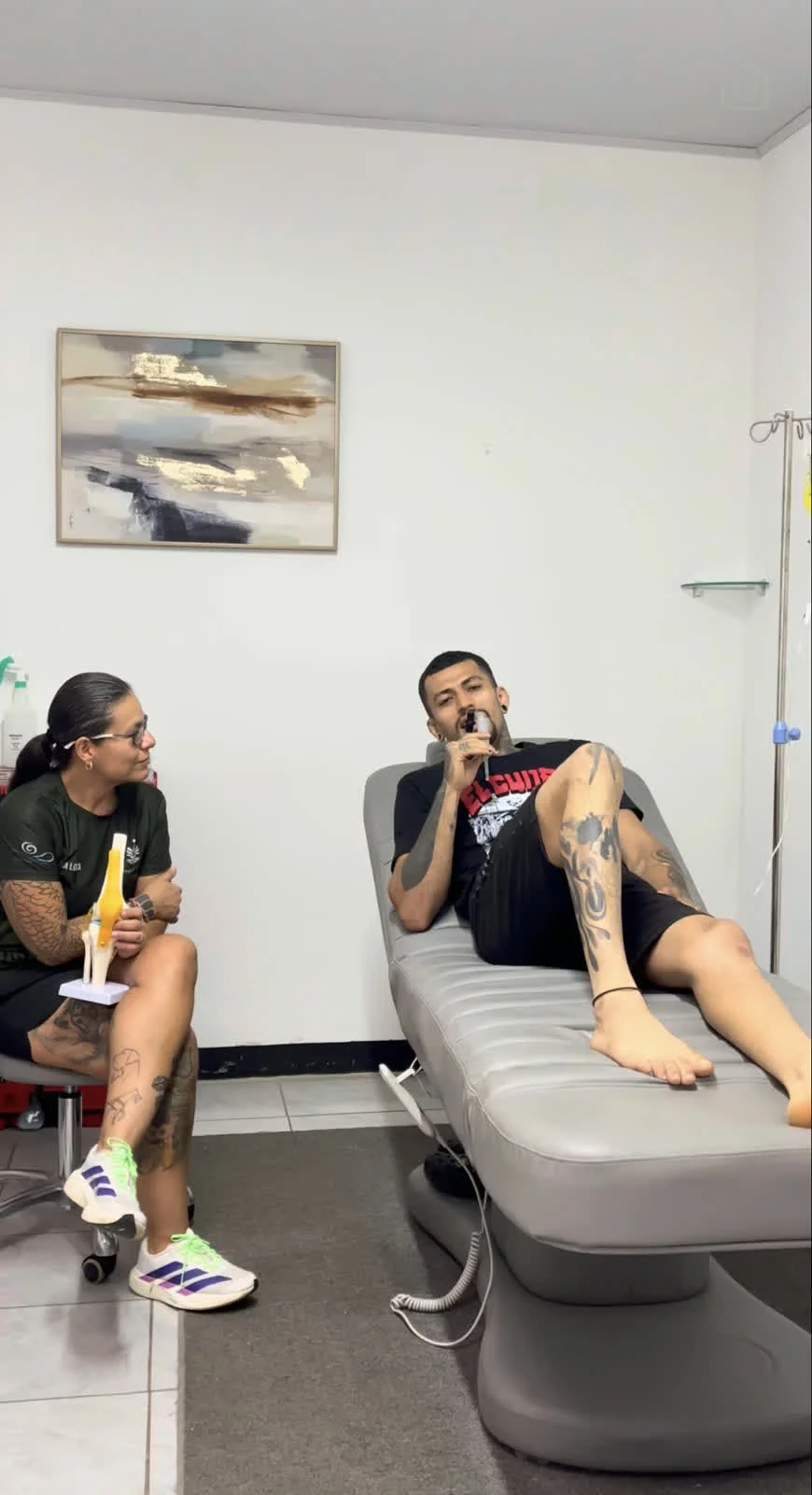 Dra. Lolita Azofeifa en atención clínica y recuperación con el peleador profesional Cuijen Vargas