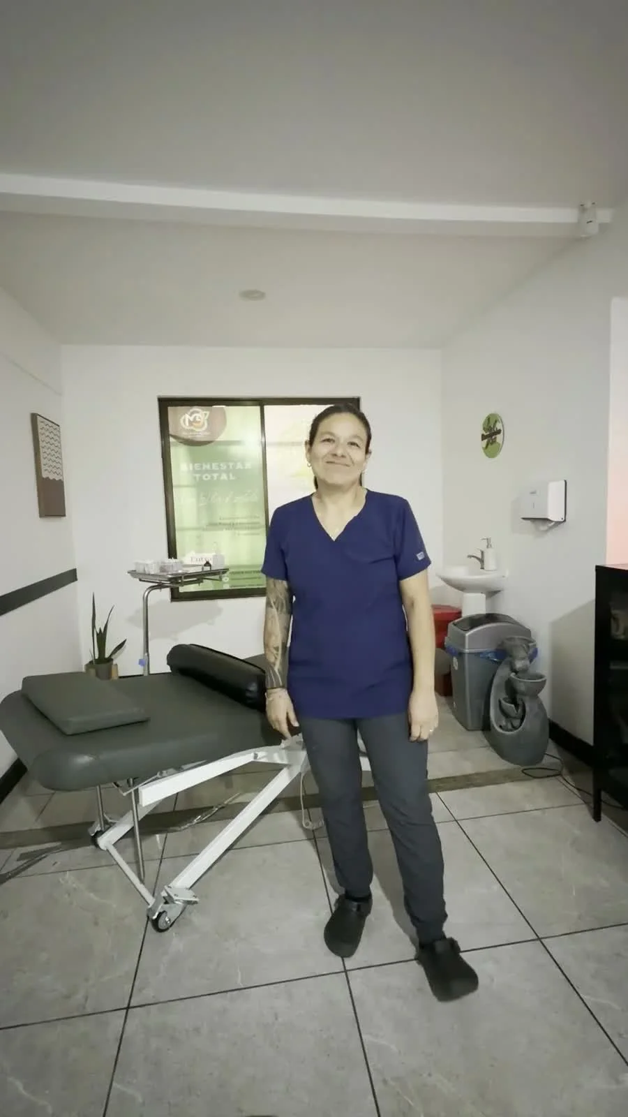Dra. Lolita Azofeifa en las instalaciones médicas de Bienestar Total